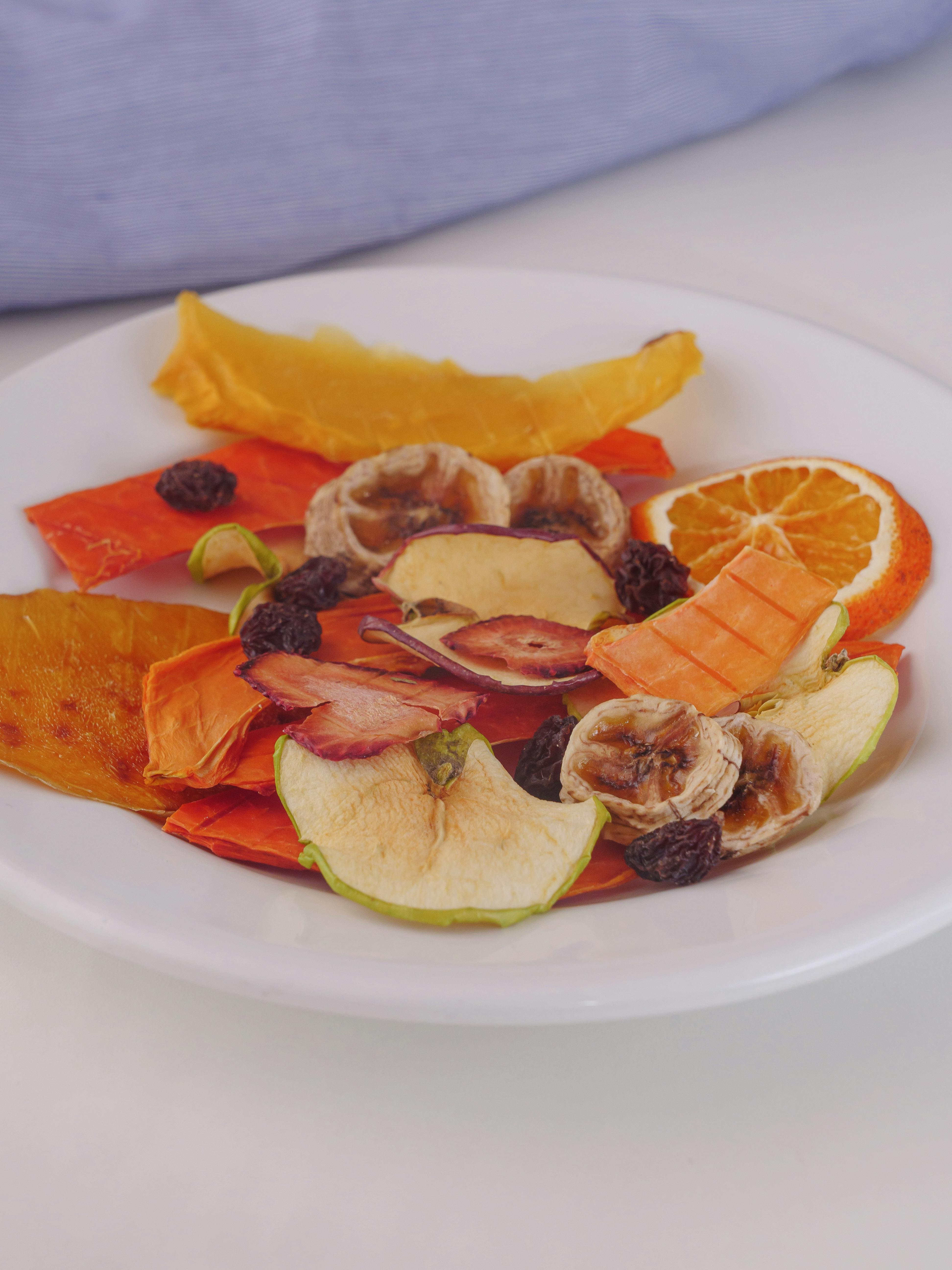 Aneka buah freeze dried di piring